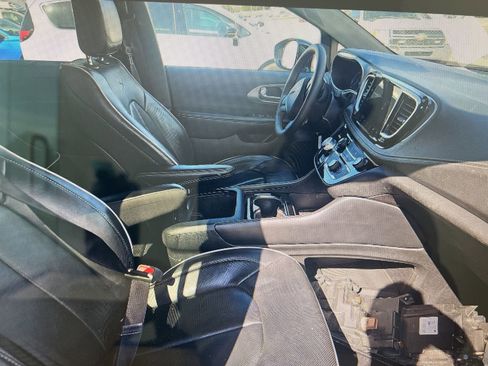 Used 2025 Chrysler Pacifica Limited FWD image 23