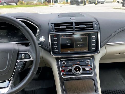 Used 2017 Lincoln Continental Premiere image 7