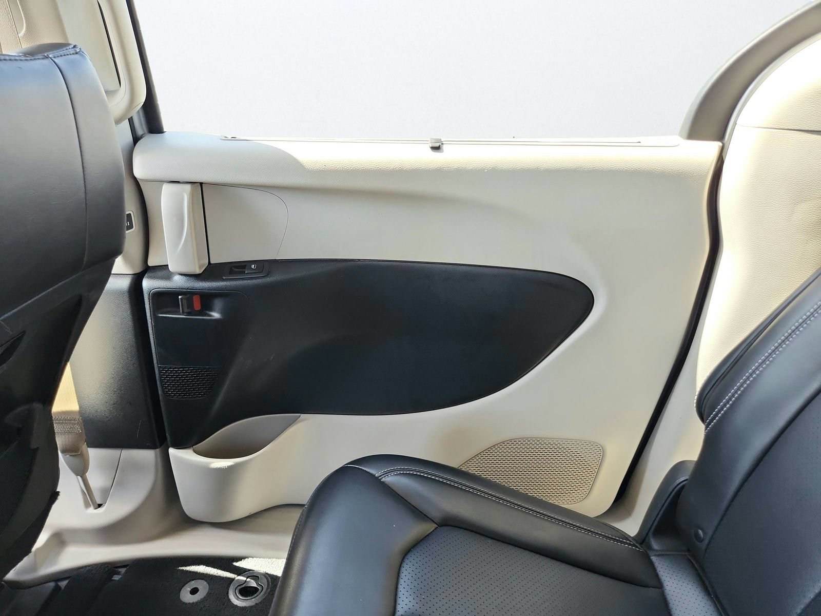 Used 2023 Chrysler Pacifica Touring-L FWD image 30