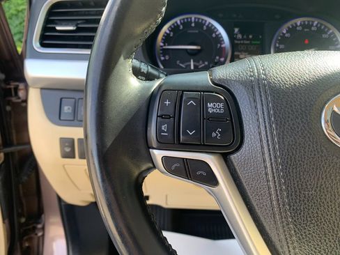 Used 2017 Toyota Highlander XLE AWD/4WD image 30