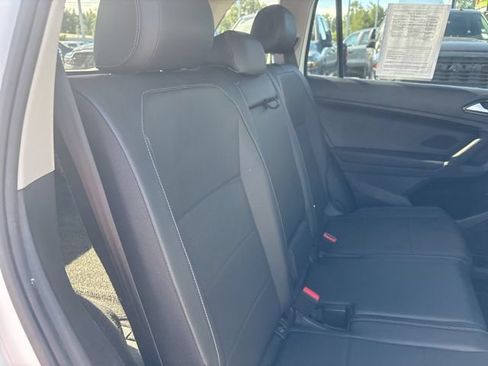 Used 2018 Volkswagen Tiguan SE w/ Panoramic Sunroof Package AWD/4WD image 13
