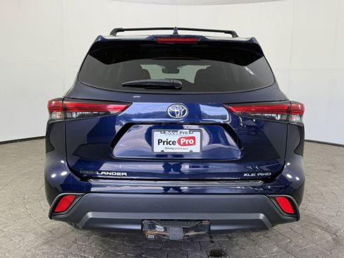 Used 2021 Toyota Highlander XLE AWD/4WD image 6