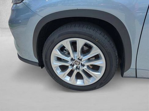 Used 2022 Toyota Highlander Limited FWD image 25