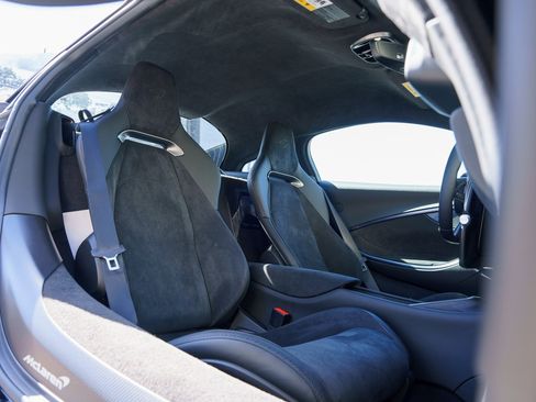 Used 2025 McLaren Artura image 18