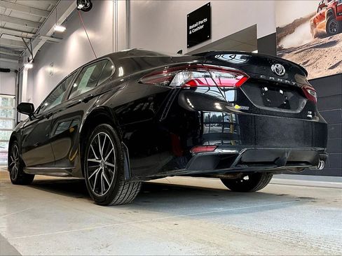 Used 2023 Toyota Camry SE w/ Cold Weather Package image 5