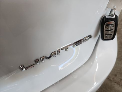 Used 2022 Chrysler Pacifica Limited FWD image 44