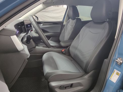 Used 2025 Volkswagen Tiguan SE image 13