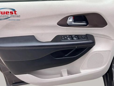 Used 2018 Chrysler Pacifica Touring-L FWD image 16