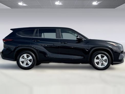 Used 2025 Toyota Highlander LE FWD image 7