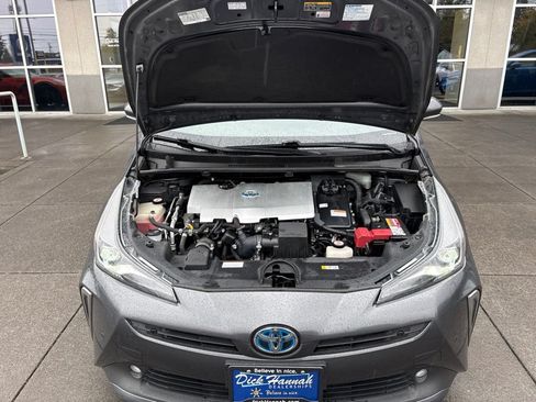 Used 2020 Toyota Prius LE AWD/4WD image 3