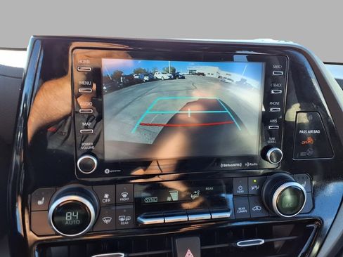 Used 2022 Toyota Highlander XLE FWD image 7
