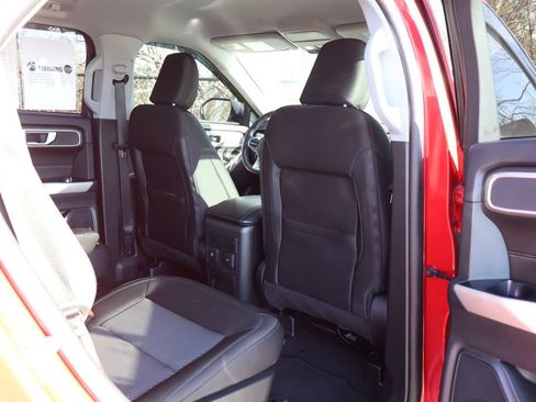 Used 2023 Ford Explorer XLT image 45