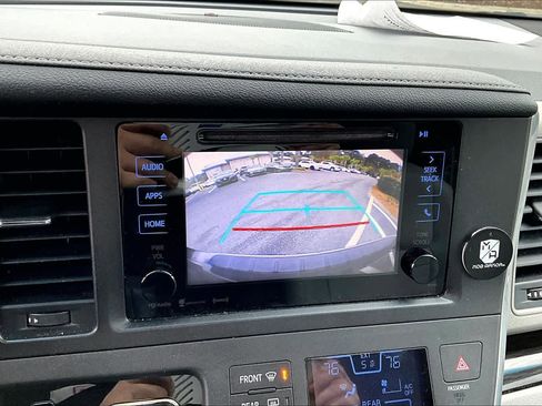 Used 2017 Toyota Sienna XLE image 26