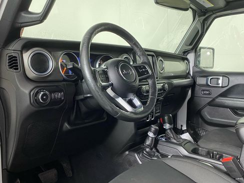 Used 2018 Jeep Wrangler Unlimited Sahara image 4