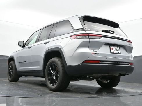 Used 2024 Jeep Grand Cherokee Altitude image 49