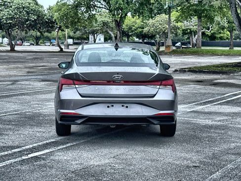 Used 2023 Hyundai Elantra SE FWD image 7