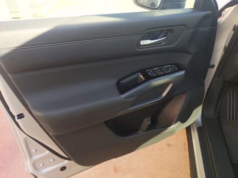 Used 2025 Nissan Pathfinder SL AWD/4WD image 17