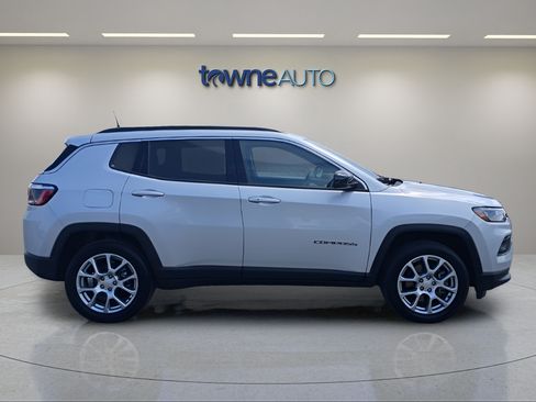 Used 2024 Jeep Compass Latitude AWD/4WD image 9