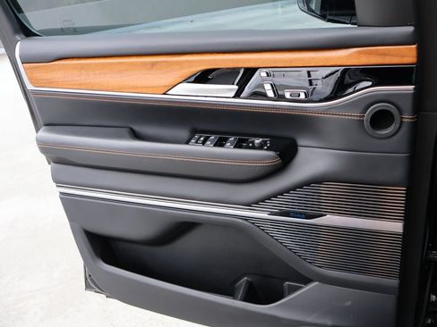 Used 2022 Jeep Grand Wagoneer Series III AWD/4WD image 38