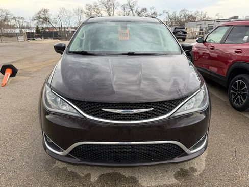 Used 2017 Chrysler Pacifica Touring-L image 6