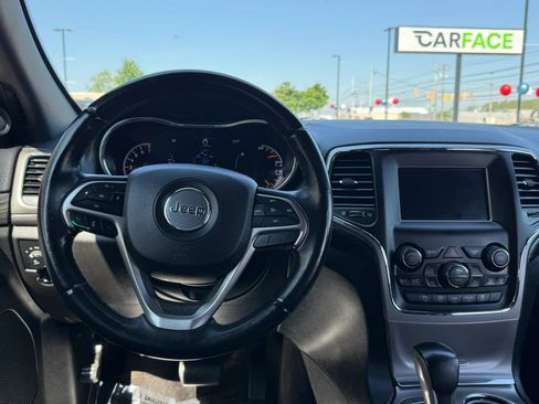 Used 2019 Jeep Grand Cherokee Laredo AWD/4WD image 21