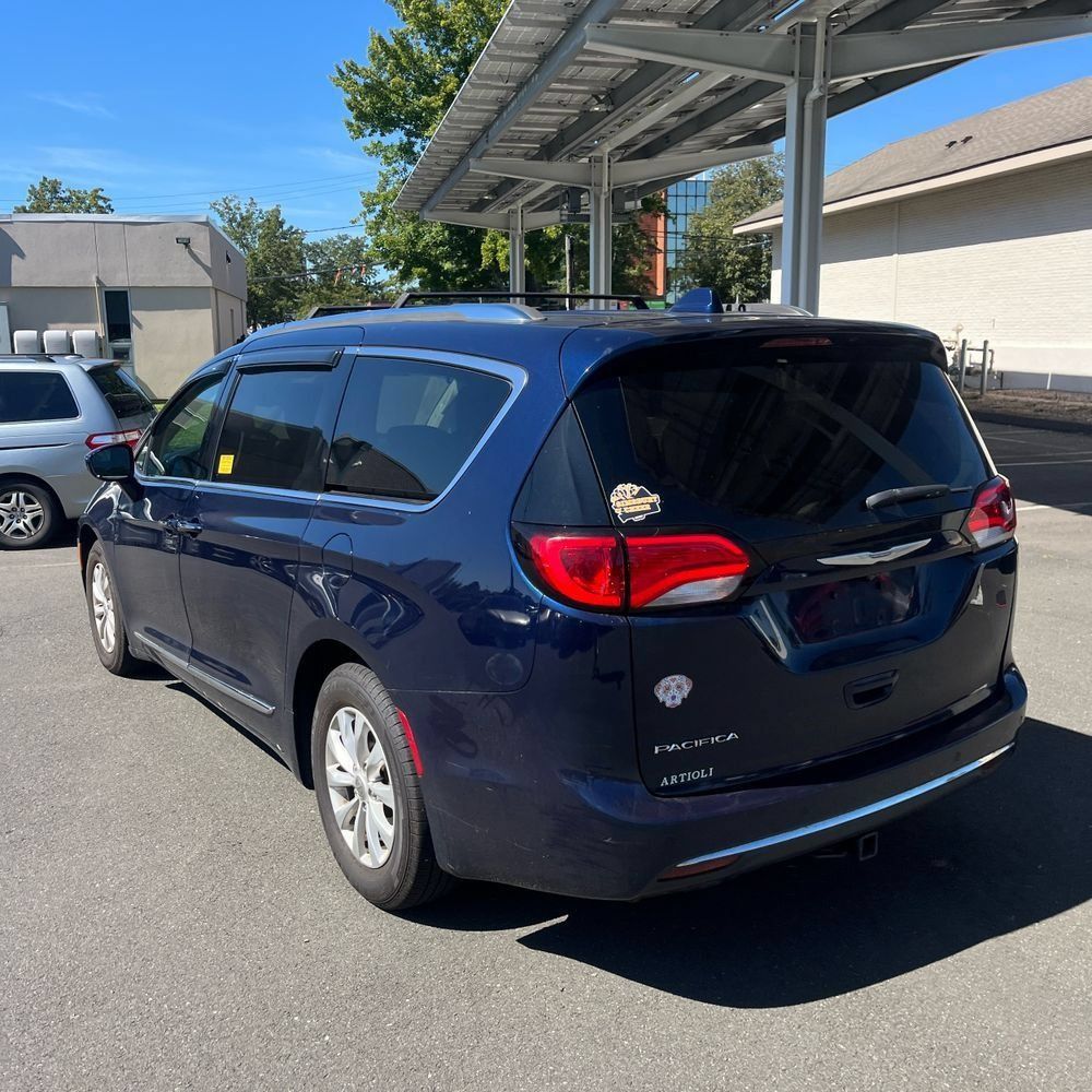 Used 2018 Chrysler Pacifica Touring-L w/ Premium Audio Group FWD image 4
