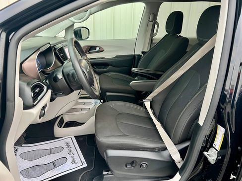 Used 2024 Chrysler Voyager LX image 29
