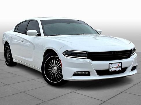 Used 2015 Dodge Charger SXT image 2