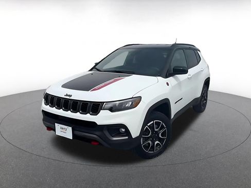 Used 2025 Jeep Compass Trailhawk AWD/4WD image 4