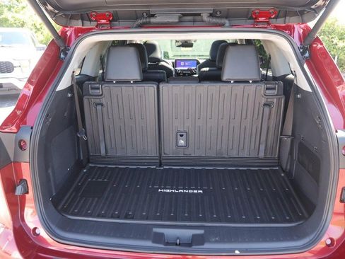 Certified 2025 Toyota Highlander Platinum AWD/4WD image 7