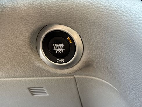 Used 2022 Chrysler Pacifica Touring-L image 37