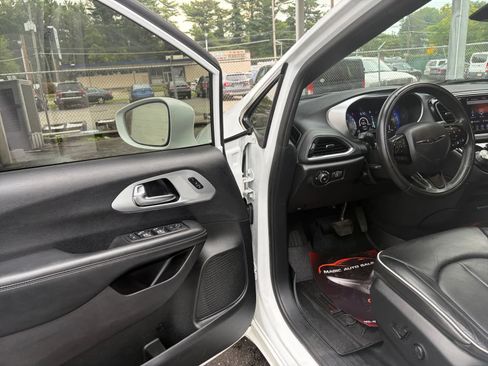 Used 2019 Chrysler Pacifica Limited w/ Advanced Safetytec Group FWD image 11