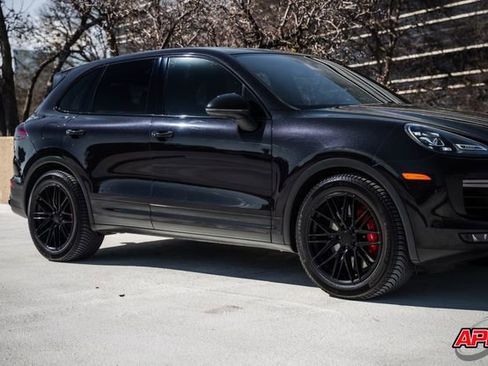 Used 2015 Porsche Cayenne Turbo image 44