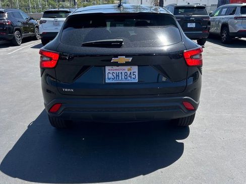 Used 2025 Chevrolet Trax LS image 9