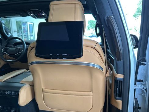 Used 2025 Jeep Grand Wagoneer L Series III w/ Rear Seat Video Group 1 AWD/4WD image 40