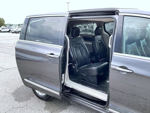 Used 2020 Chrysler Pacifica Limited FWD image 17
