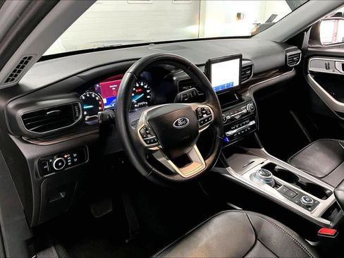 Used 2023 Ford Explorer Limited AWD/4WD image 2