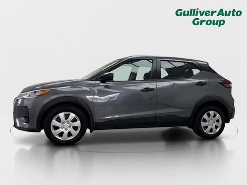Used 2022 Nissan Kicks S FWD image 2