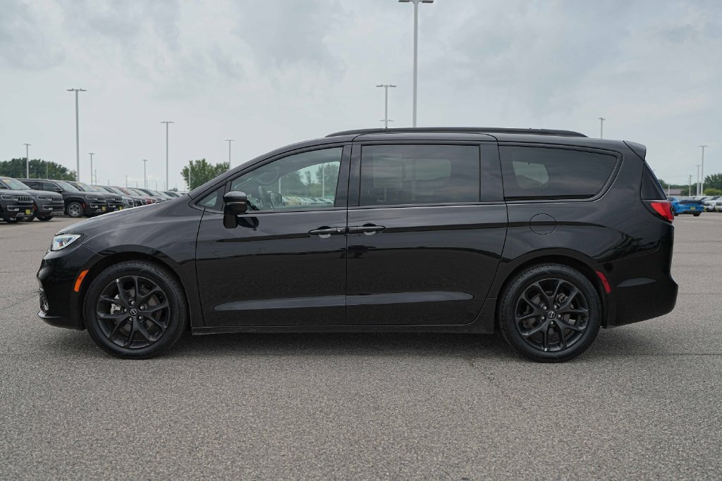 Used 2025 Chrysler Pacifica Limited FWD image 11