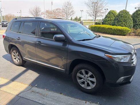 Used 2012 Toyota Highlander FWD w/ Tech Pkg image 2