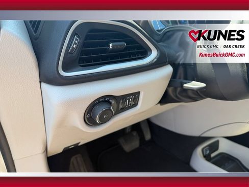 Used 2024 Chrysler Pacifica Touring-L FWD image 19