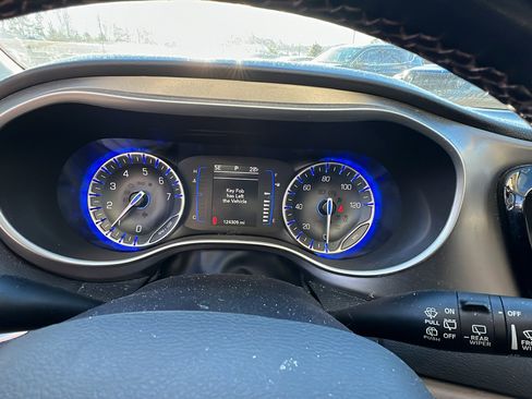 Used 2020 Chrysler Pacifica Touring-L image 30