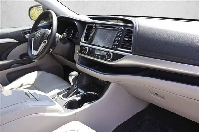 Used 2019 Toyota Highlander XLE AWD/4WD image 28