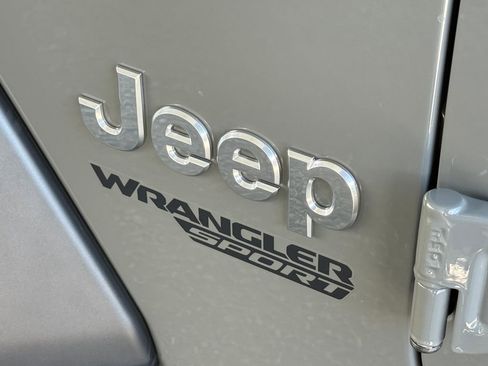 Used 2021 Jeep Wrangler Sport S AWD/4WD image 7