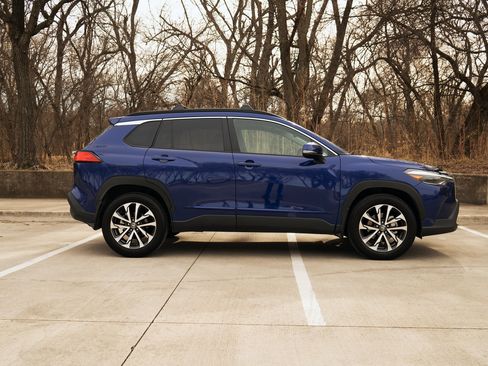 Used 2024 Toyota Corolla Cross XLE image 10