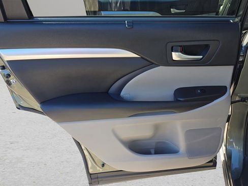 Used 2017 Toyota Highlander XLE w/ Carpet Mat Package image 23