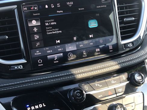 Used 2023 Chrysler Pacifica Touring-L image 29