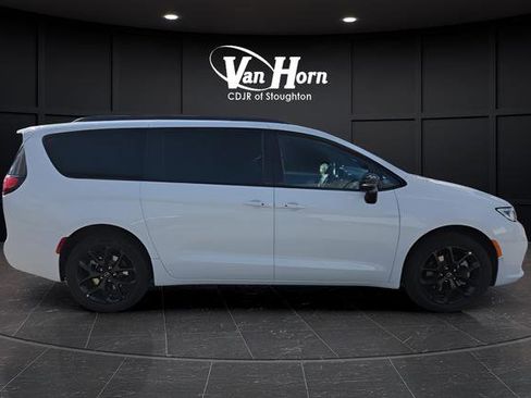 New 2026 Chrysler Pacifica Limited w/ S Appearance Package image 2