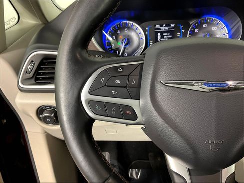 Used 2017 Chrysler Pacifica Touring-L FWD image 11