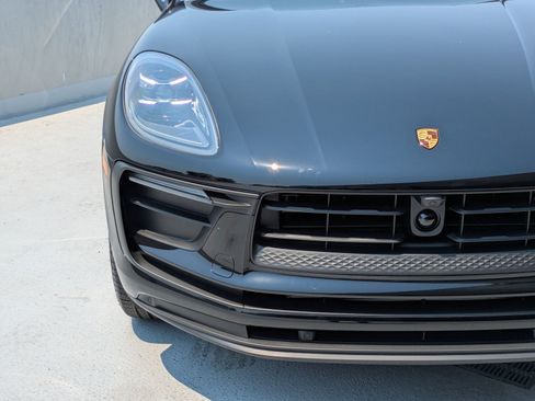 Certified 2025 Porsche Macan AWD/4WD image 12